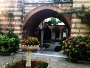 bahce duzenlemeleri 300x225 Sultanahmetin İncisi; Yeşil Ev Otel !
