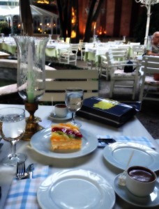 meyvelipasta kahve servis 228x300 Sultanahmetin İncisi; Yeşil Ev Otel !