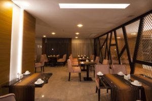 elara hotel restoran 300x200 Karşıyakada Nerede Kalınır