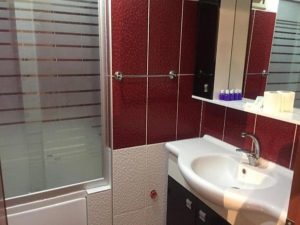 karsiyaka hotel banyo 300x225 Karşıyakada Nerede Kalınır