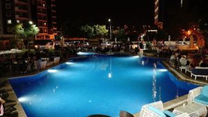 karsiyaka hotel havuz 300x169 Karşıyakada Nerede Kalınır