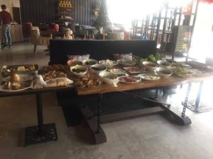 karsiyaka hotel restoran 300x225 Karşıyakada Nerede Kalınır
